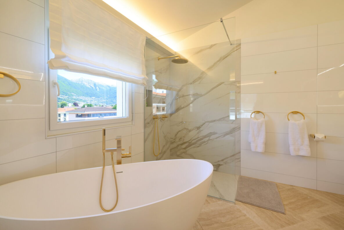 Modernes Badezimmer mit freistehender Wanne und Glasdusche