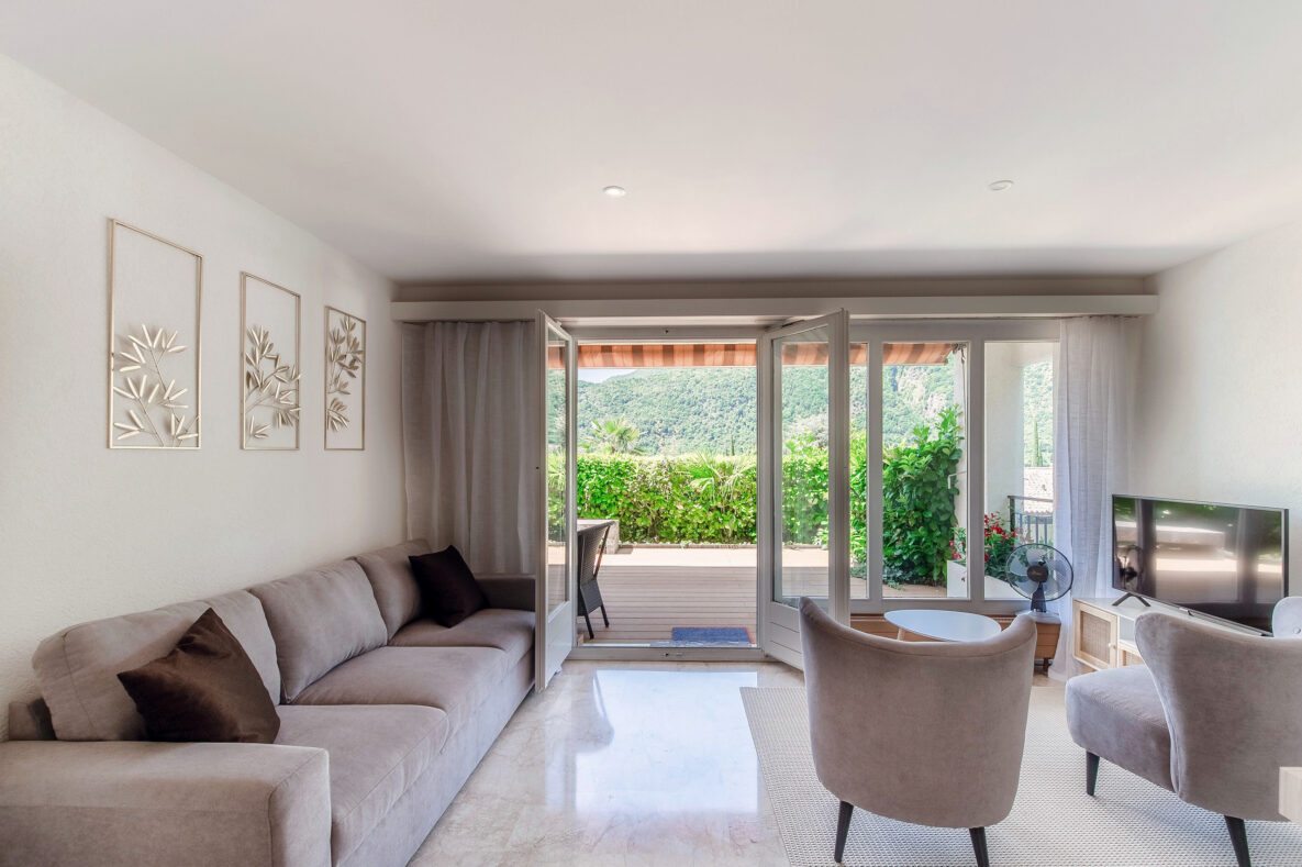 Heller Wohnraum mit Terrasse und Bergblick