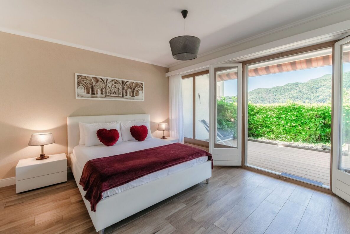 Helles Schlafzimmer mit Zugang zur Terrasse