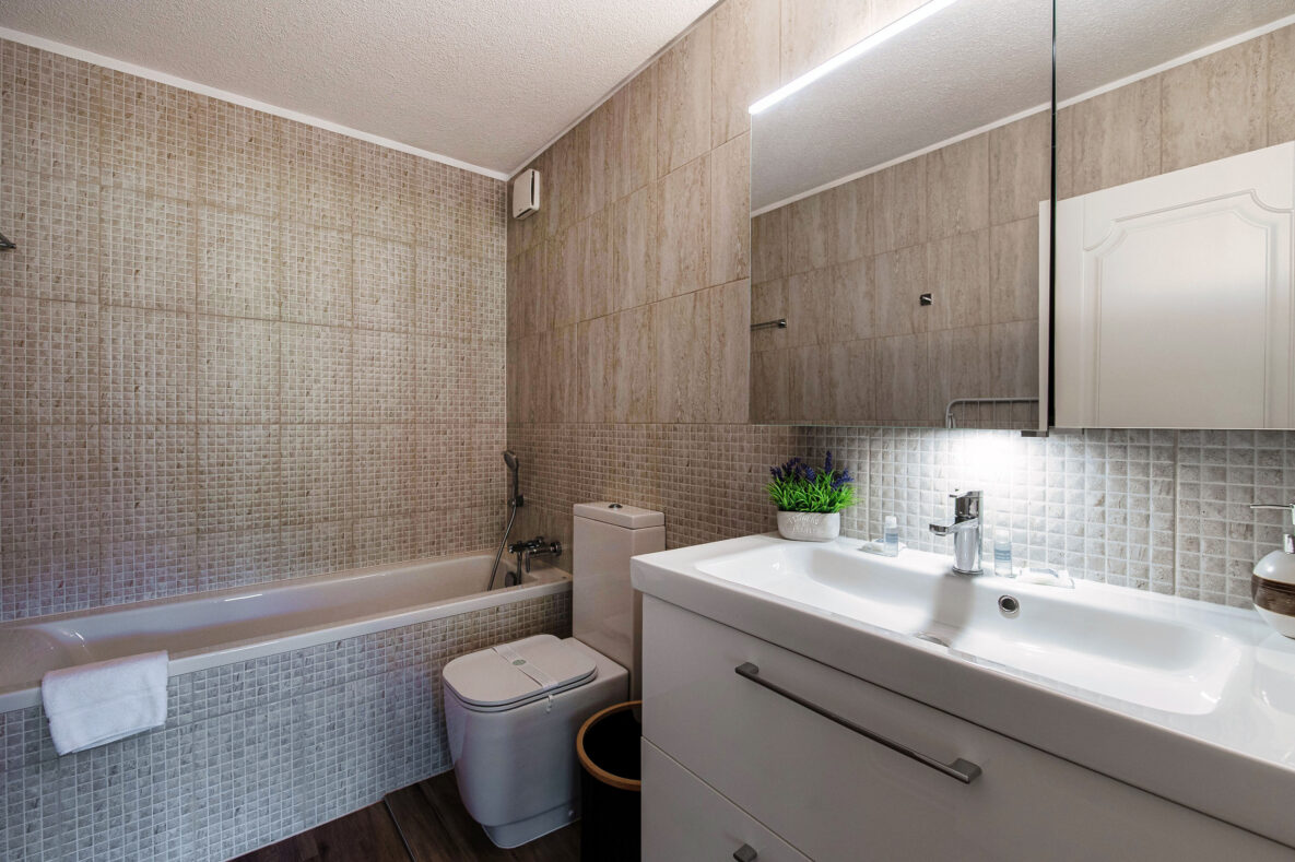 Modernes Badezimmer mit Wanne und Waschtisch