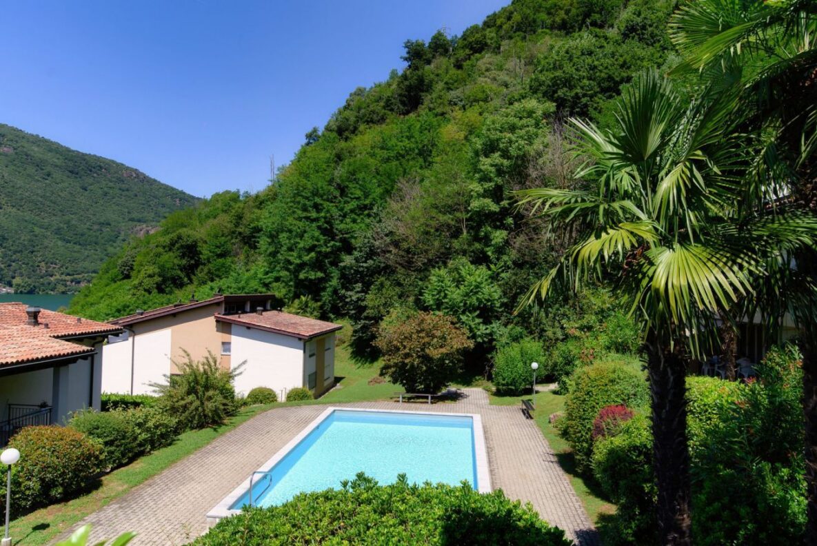 Außenansicht mit Pool und Berglandschaft