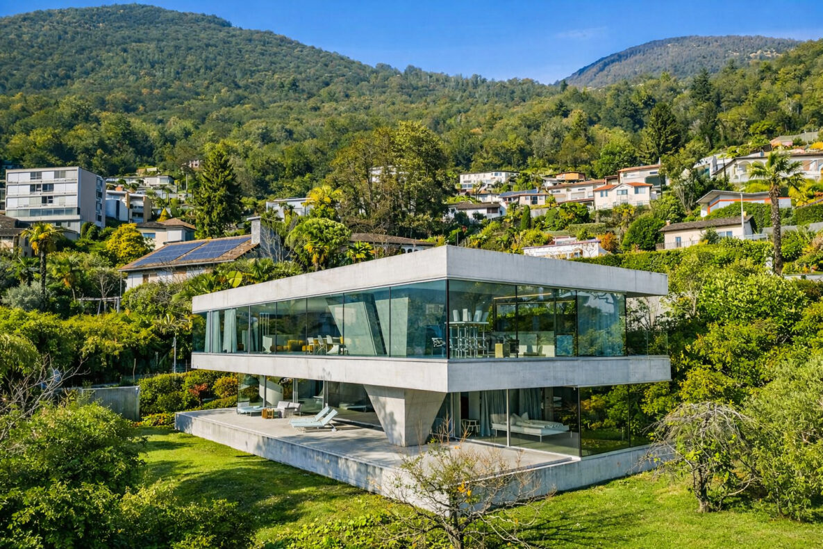 Moderner Hangbungalow mit Glasfront