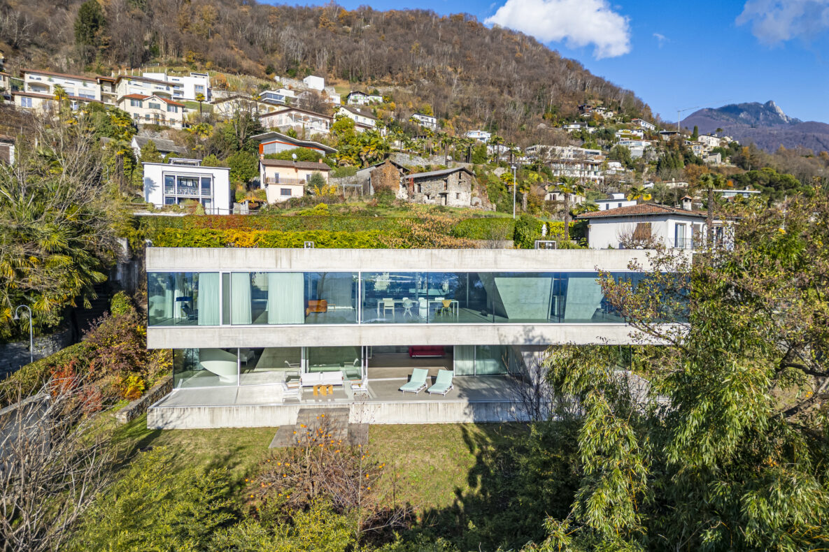Moderne Villa in Hanglage mit Panoramablick