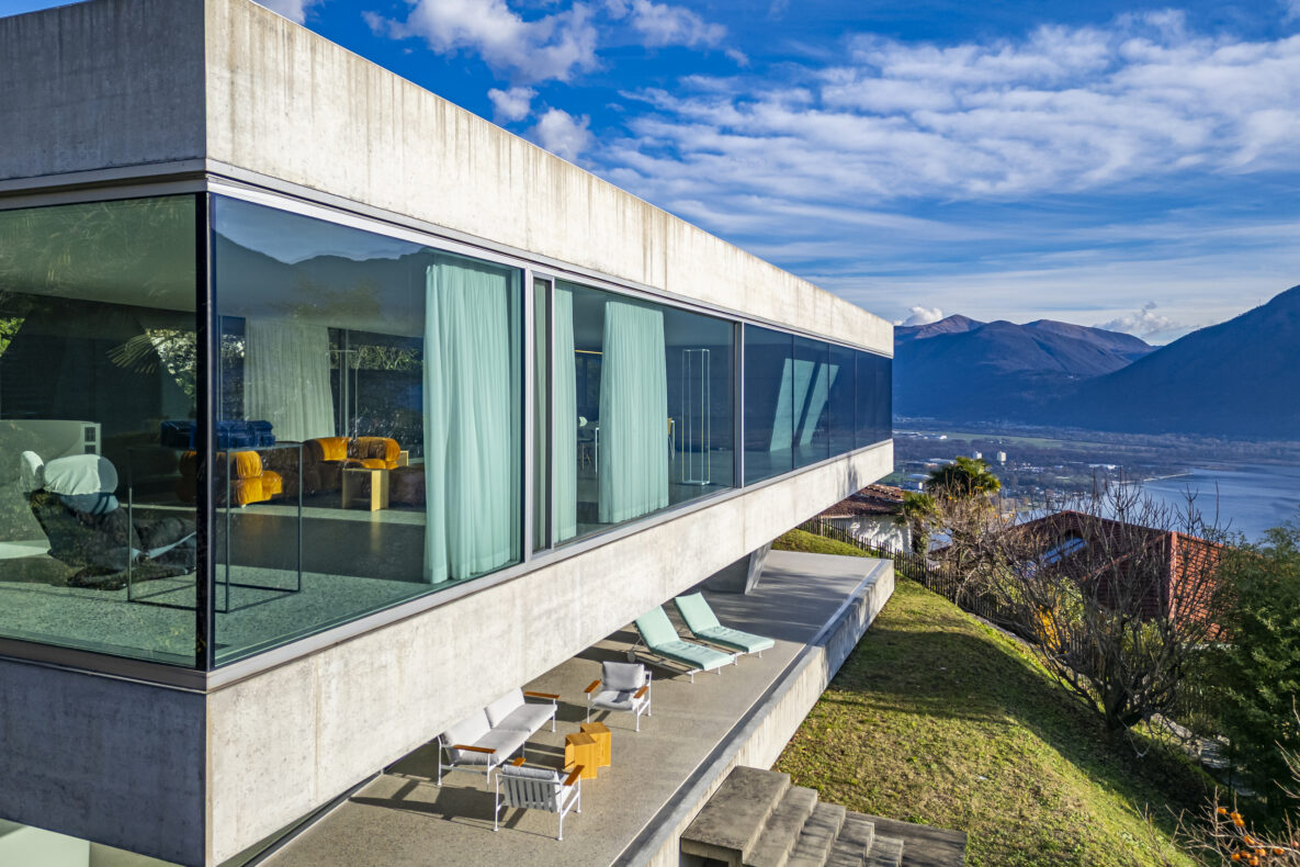 Moderne Villa mit Panoramaverglasung und Seeblick