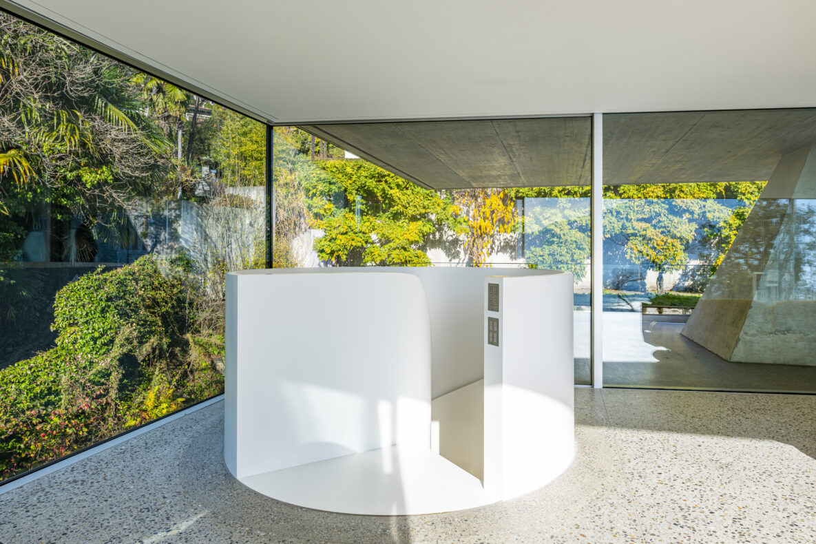 Heller moderner Eingangsbereich mit Glasfront