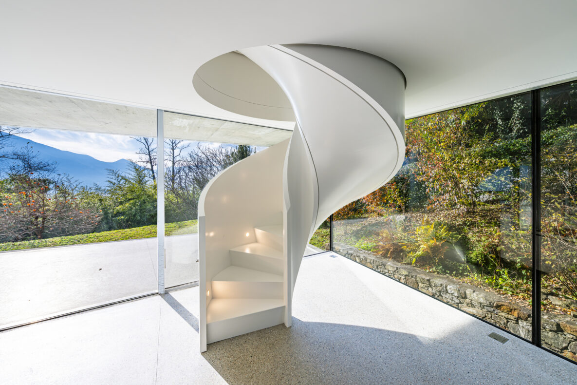 Innenraum mit skulpturaler Wendeltreppe