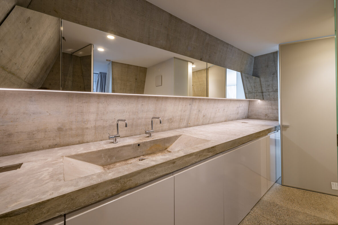 Modernes Badezimmer mit Betonoptik und Doppelwaschbecken