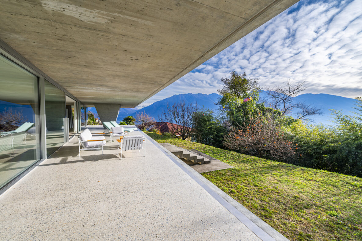 Moderne Terrasse mit Panoramablick