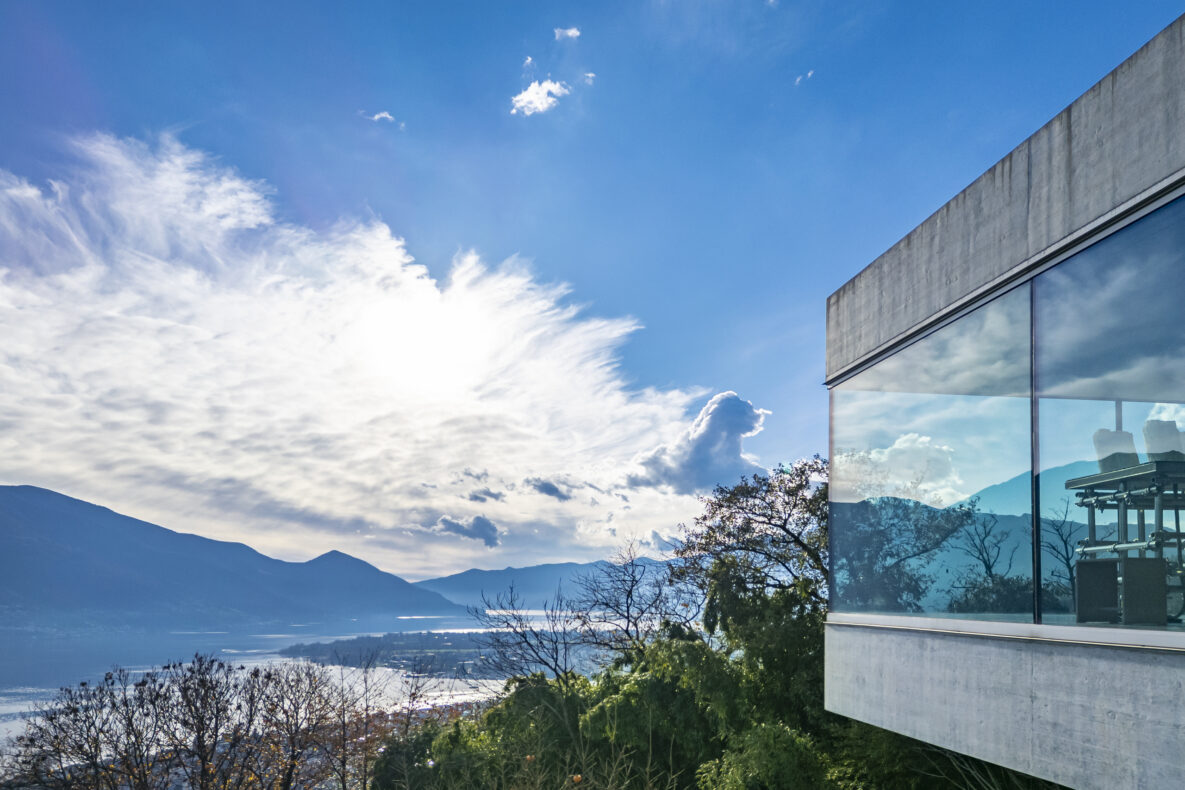 Moderne Glasfassade mit Berg- und Seeblick