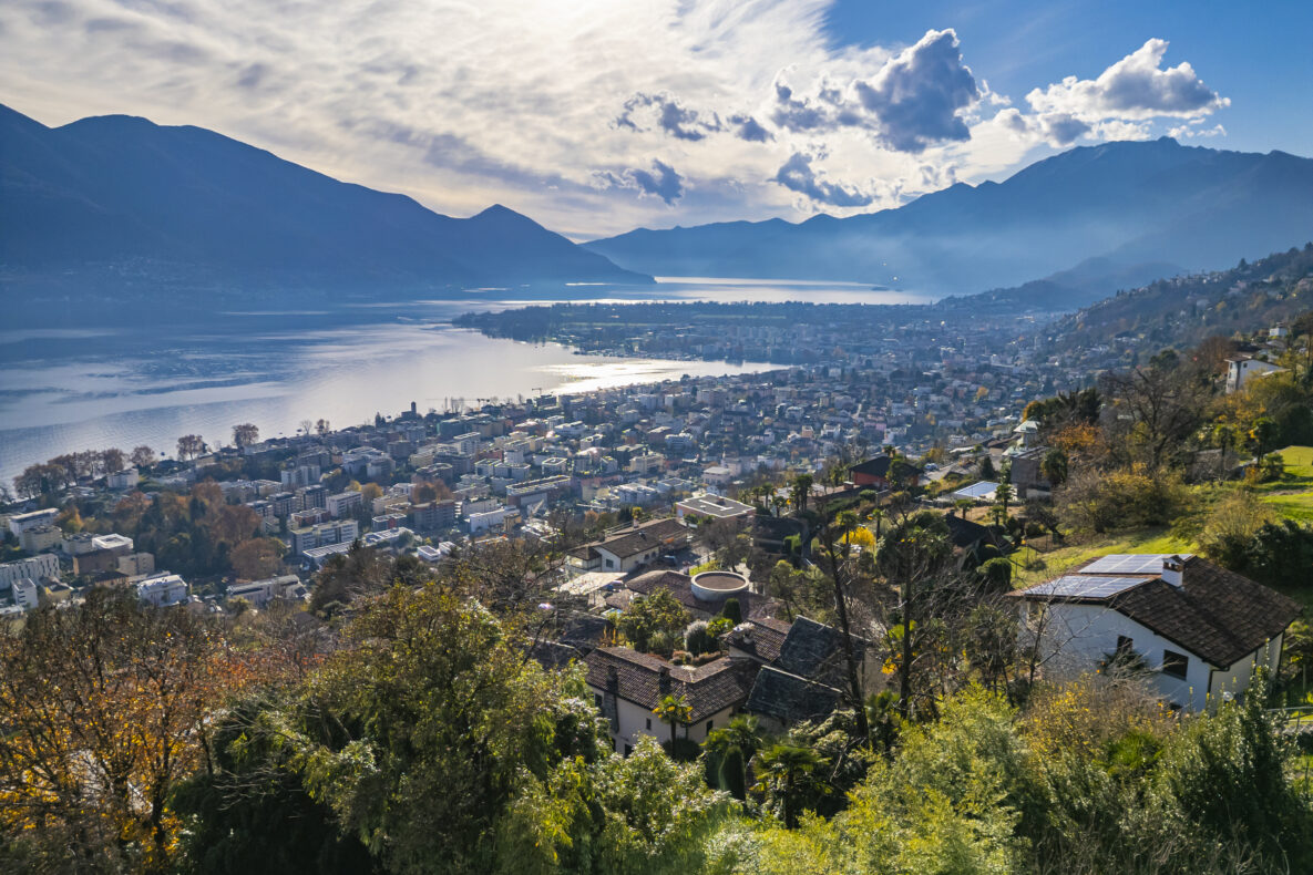 Panoramablick über See und Stadt
