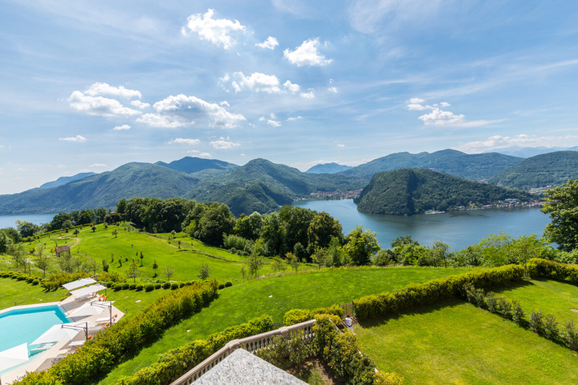 Seeblick von einem gepflegten Anwesen mit Pool und Garten