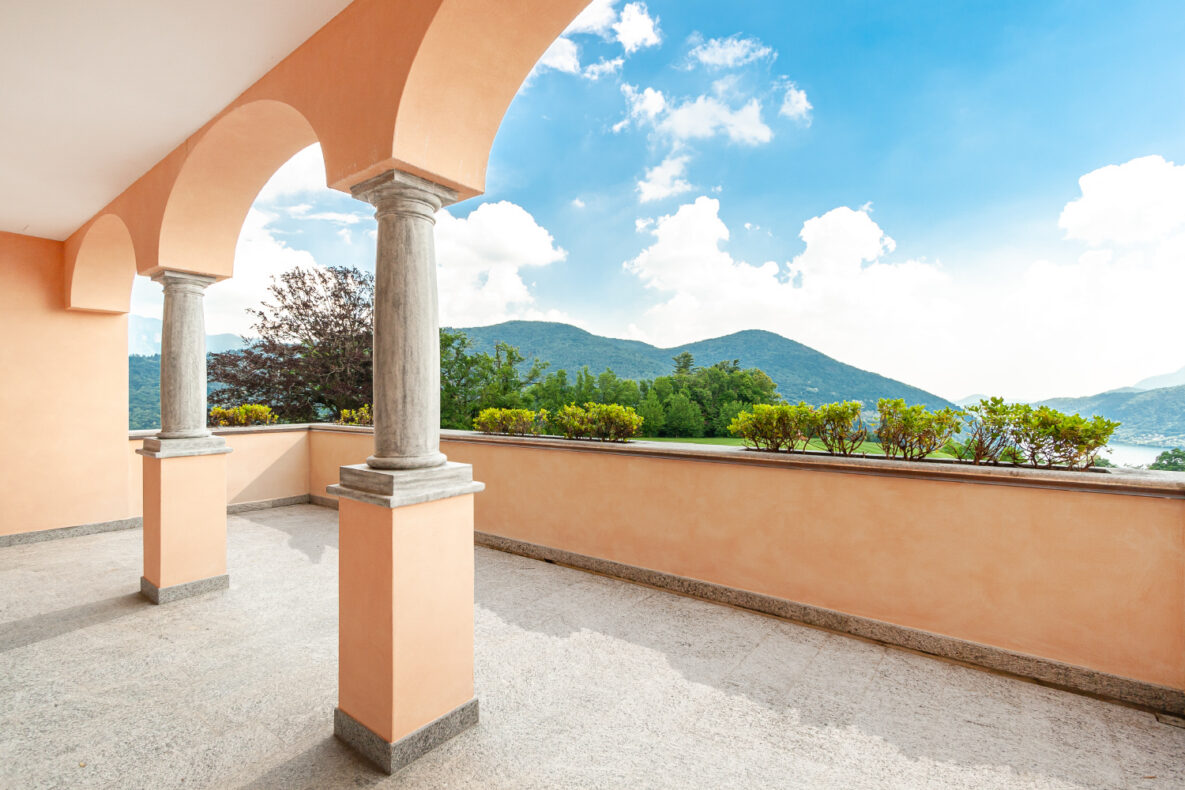 Überdachte Terrasse mit Bergblick