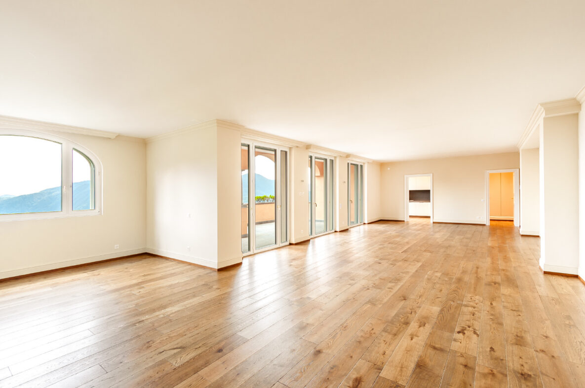 Großer leerer Wohnraum mit Meerblick