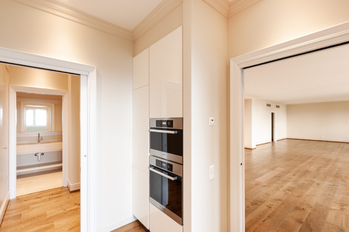 Heller Flur mit Einbauschrank und Durchgang zu Bad und Wohnraum
