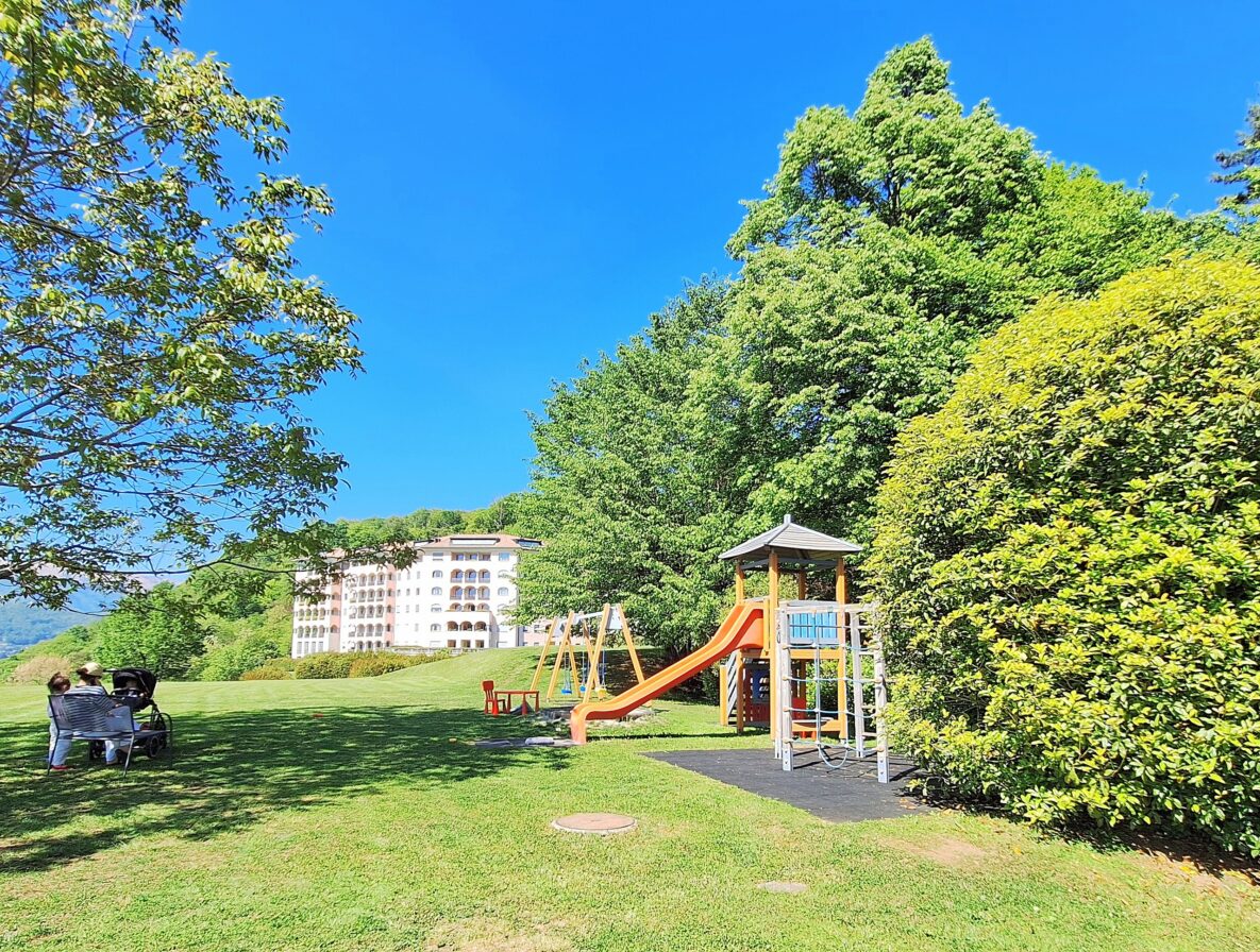 Spielplatz in grüner Parkanlage