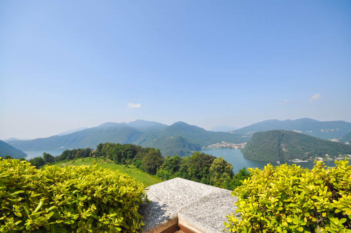 Panoramablick auf Berge und See