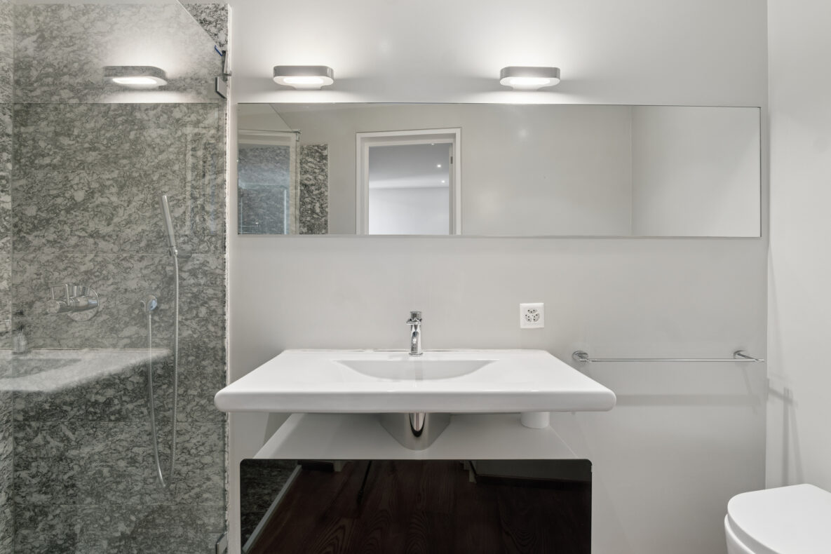 Modernes Badezimmer mit Walk-in-Dusche und großem Spiegel