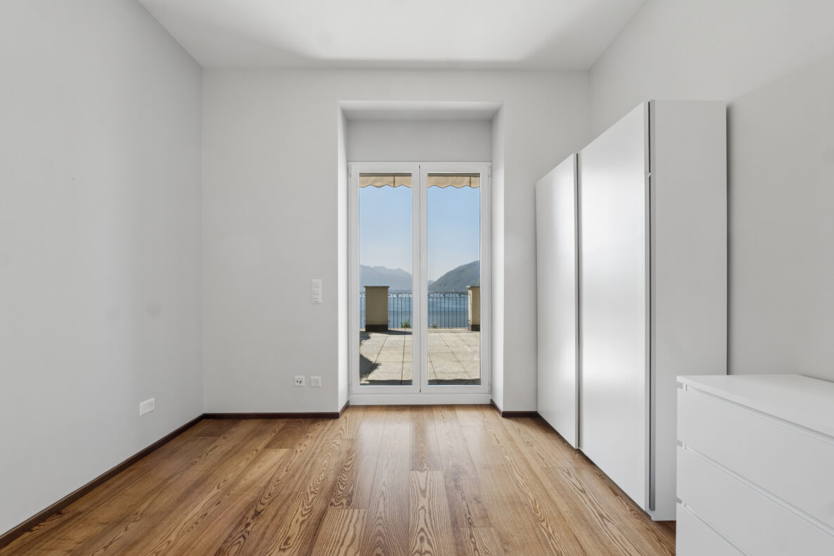 Heller Raum mit Balkon- oder Terrassentür und Meerblick
