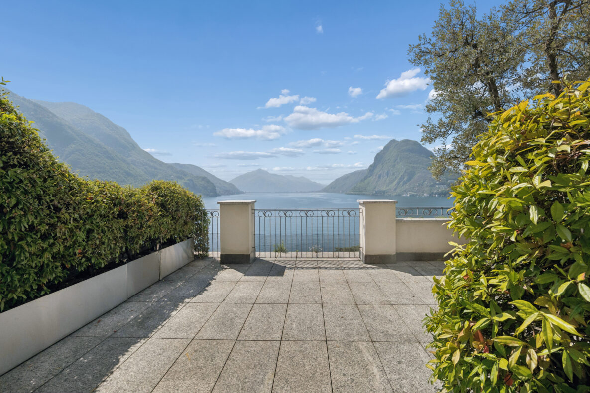 Terrasse mit Seeblick und Bergpanorama
