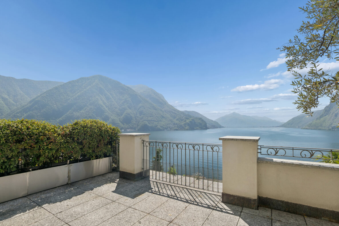 Terrasse mit Seeblick und Bergpanorama