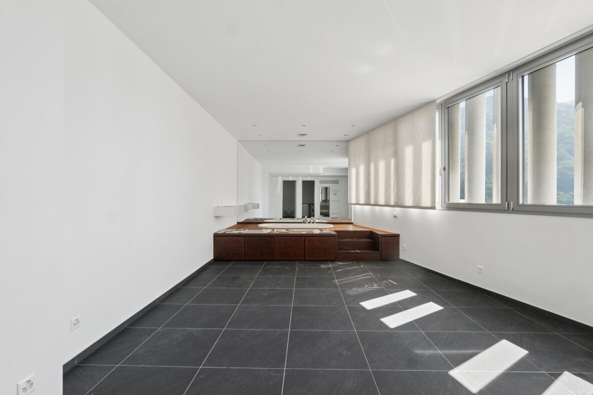 Modernes Bad mit großer Fensterfront
