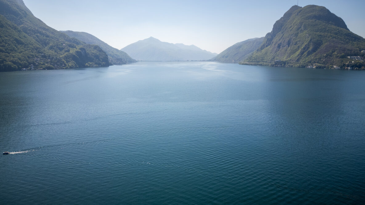 Landschaftsaufnahme mit See und Bergen
