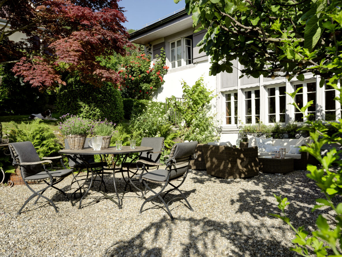 Garten mit Sitzgruppe am Haus