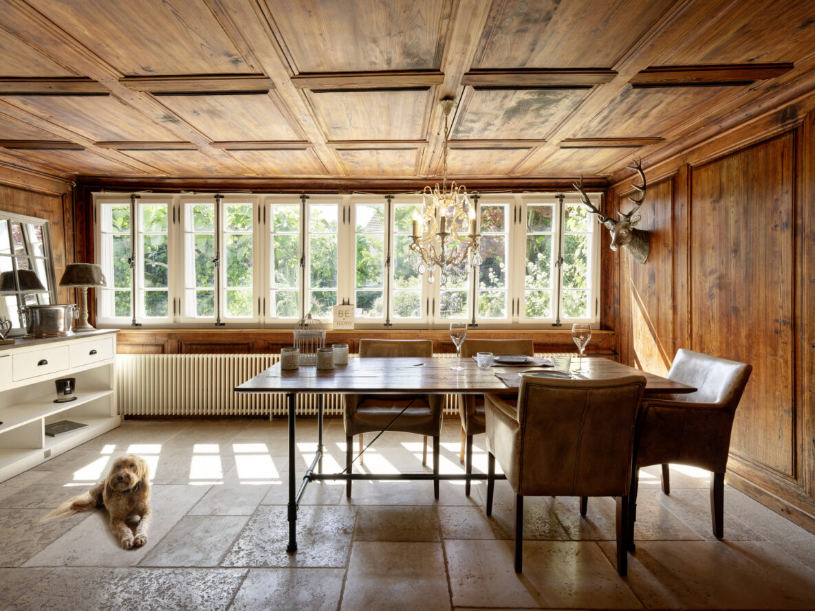 Gemütliches Esszimmer mit Holzverkleidung