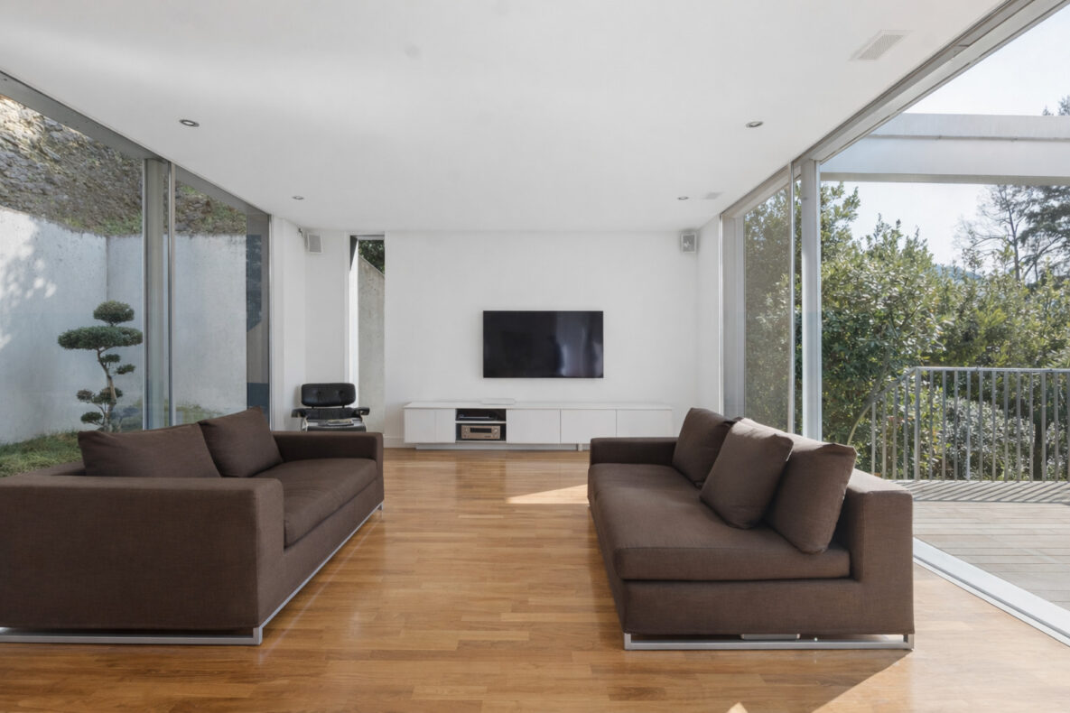Modernes Wohnzimmer mit großen Glasflächen