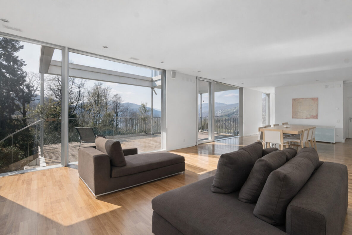 Heller offener Wohn- und Essbereich mit Panoramafenstern und Terrasse