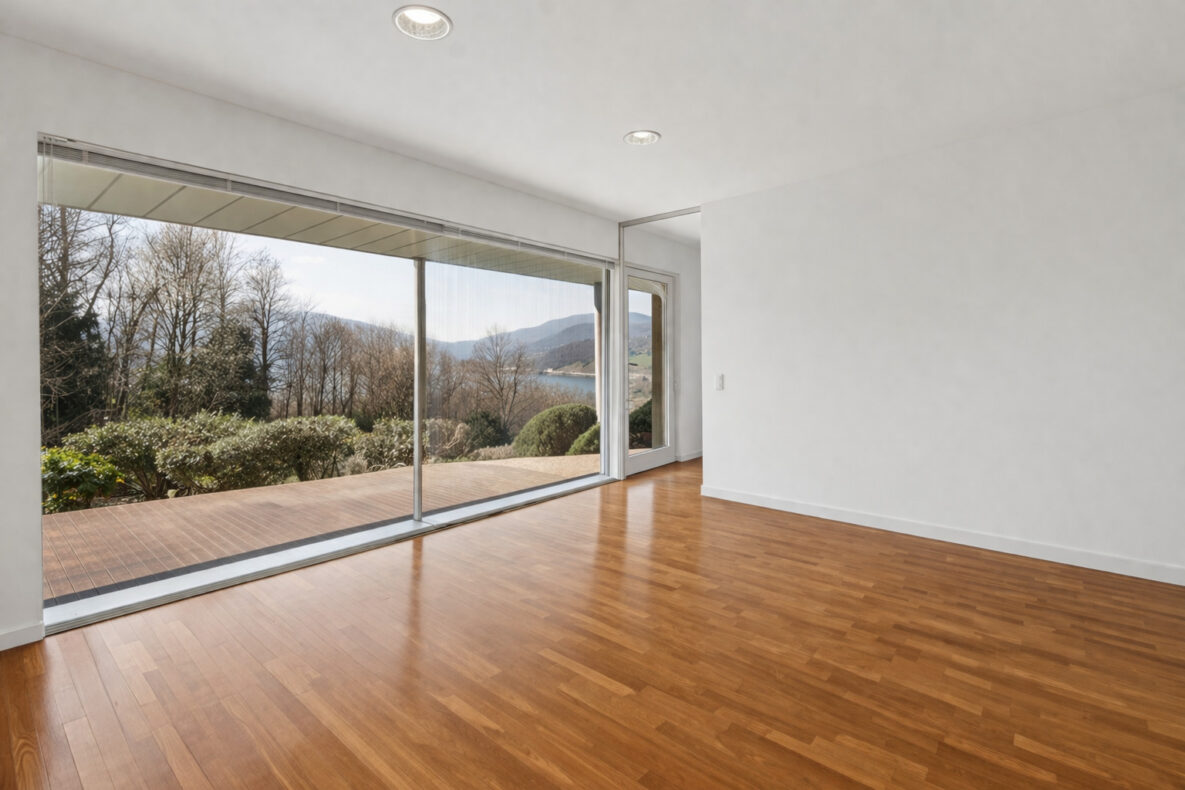 Heller Wohnraum mit großer Glasfront und Aussicht