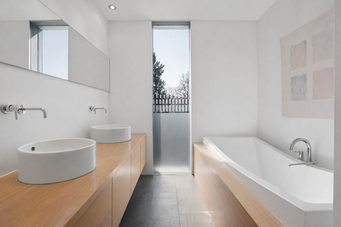 Modernes Badezimmer mit Doppelwaschtisch und Badewanne