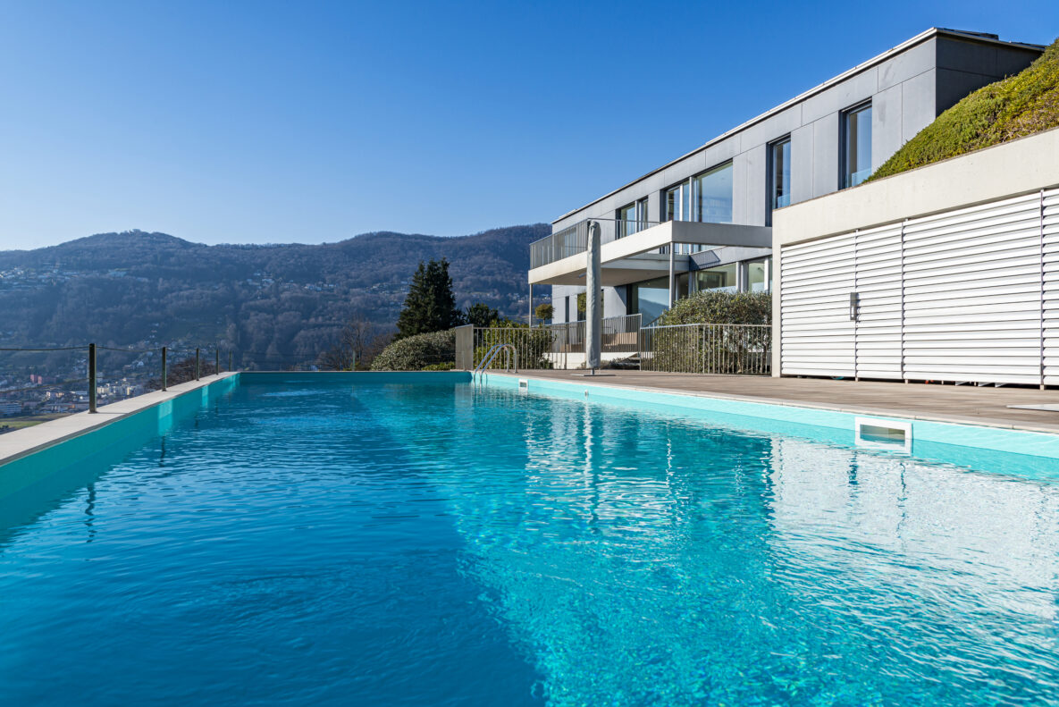 Außenansicht mit Pool und modernem Haus