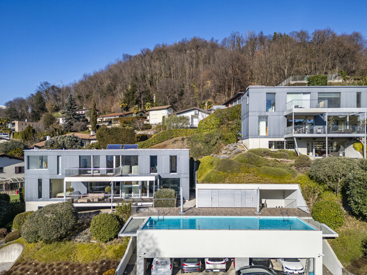 Moderne Villenanlage am Hang mit Pool