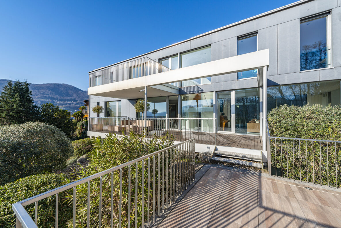 Moderne Außenansicht mit Terrasse und Garten