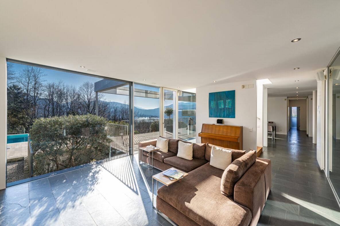 Heller Wohnraum mit Panoramafenstern und Bergblick