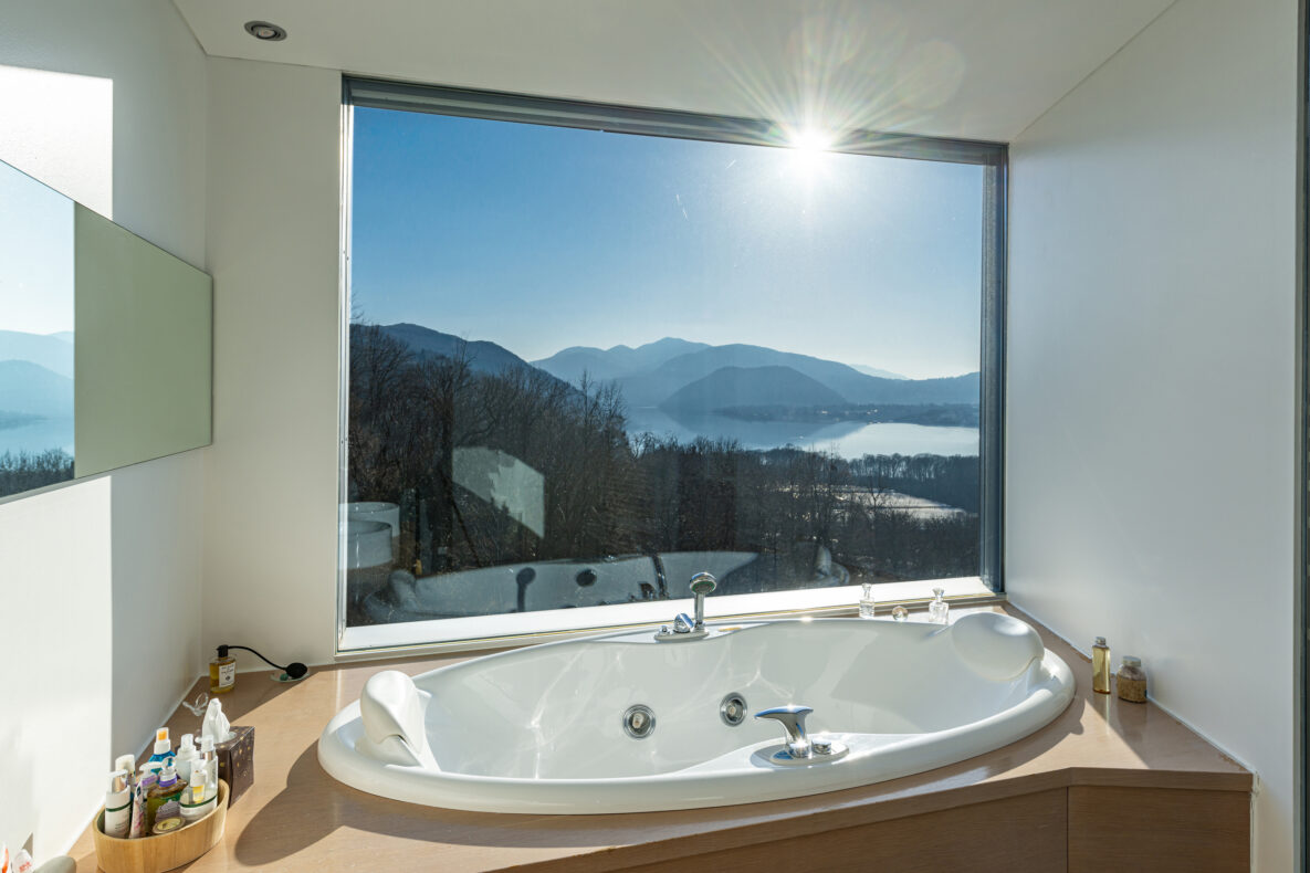Badezimmer mit freistehender Wanne und Panoramablick