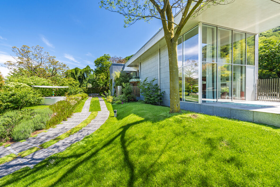 Moderne Villa mit großem Garten
