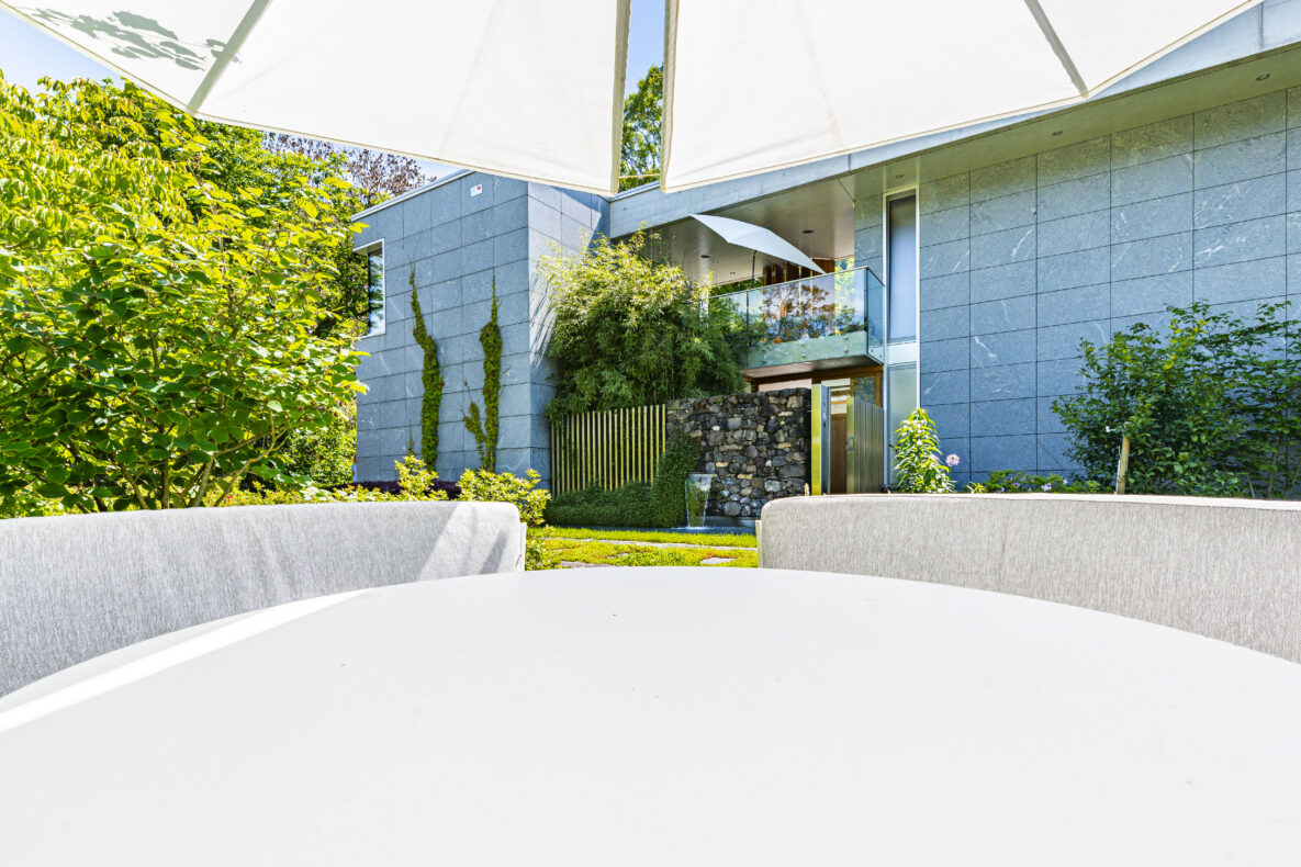Moderner Außenbereich mit Garten und Terrasse