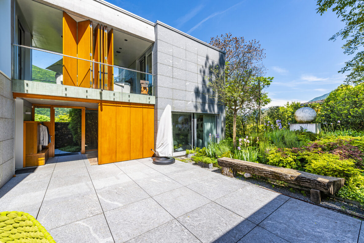 Moderner Außenhof mit Garten und Balkon