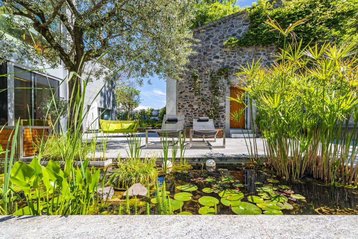 Exotischer Innenhof mit Wasserbecken