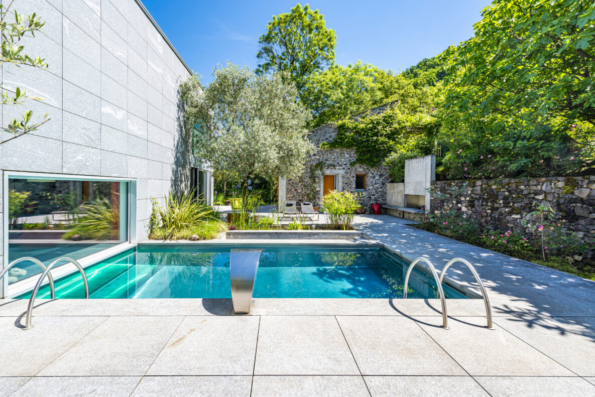 Außenbereich mit Pool und Gartenhof