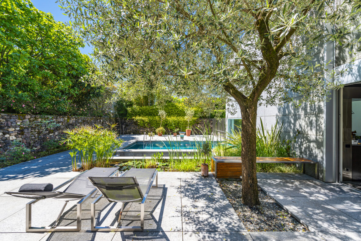 Poolterrasse mit Garten und Lounge-Bereich