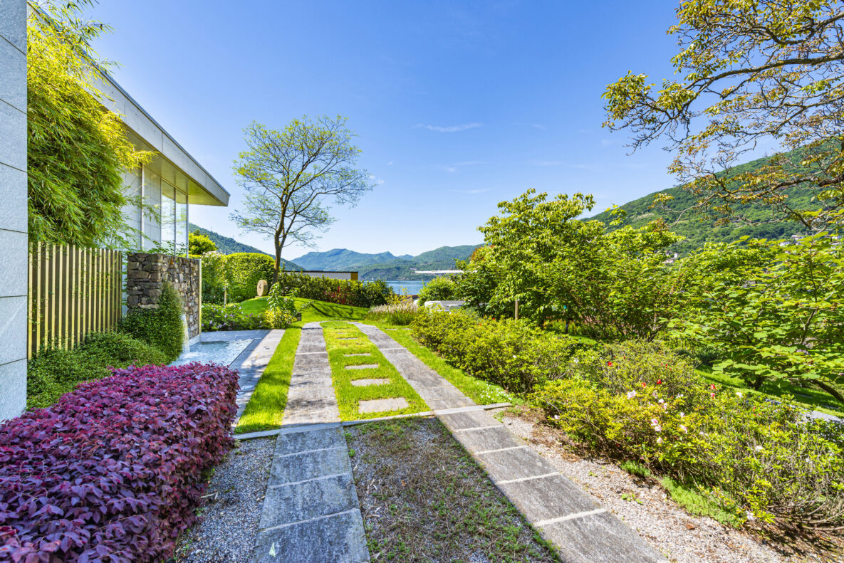 Moderner Garten mit Berg- und Seeblick