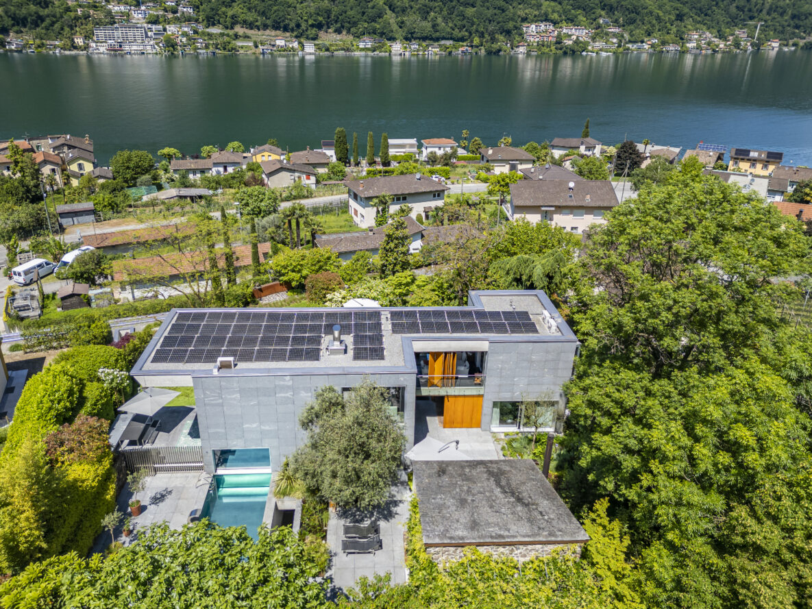 Moderne Villa am Seeufer mit Dach-Solaranlage