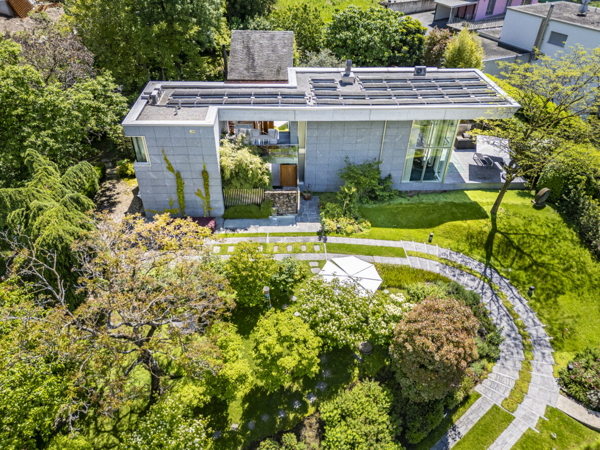 Modernes Haus mit großem Garten