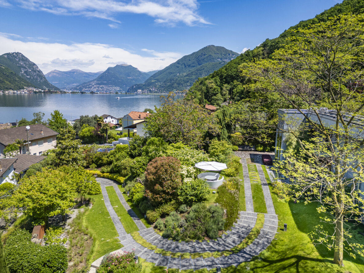 Seeblick mit gepflegtem Garten