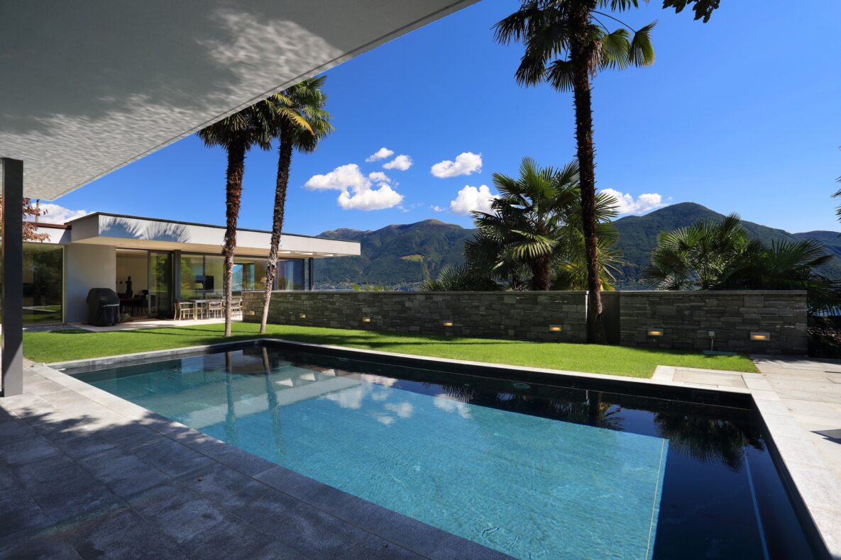 Luxuriöser Außenbereich mit Pool und Bergblick