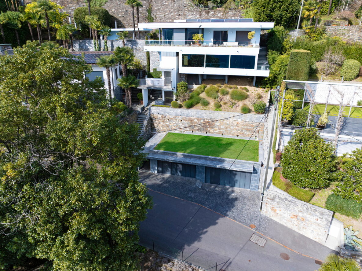 Moderne Villa in Hanglage mit Garten- und Terrassenebenen