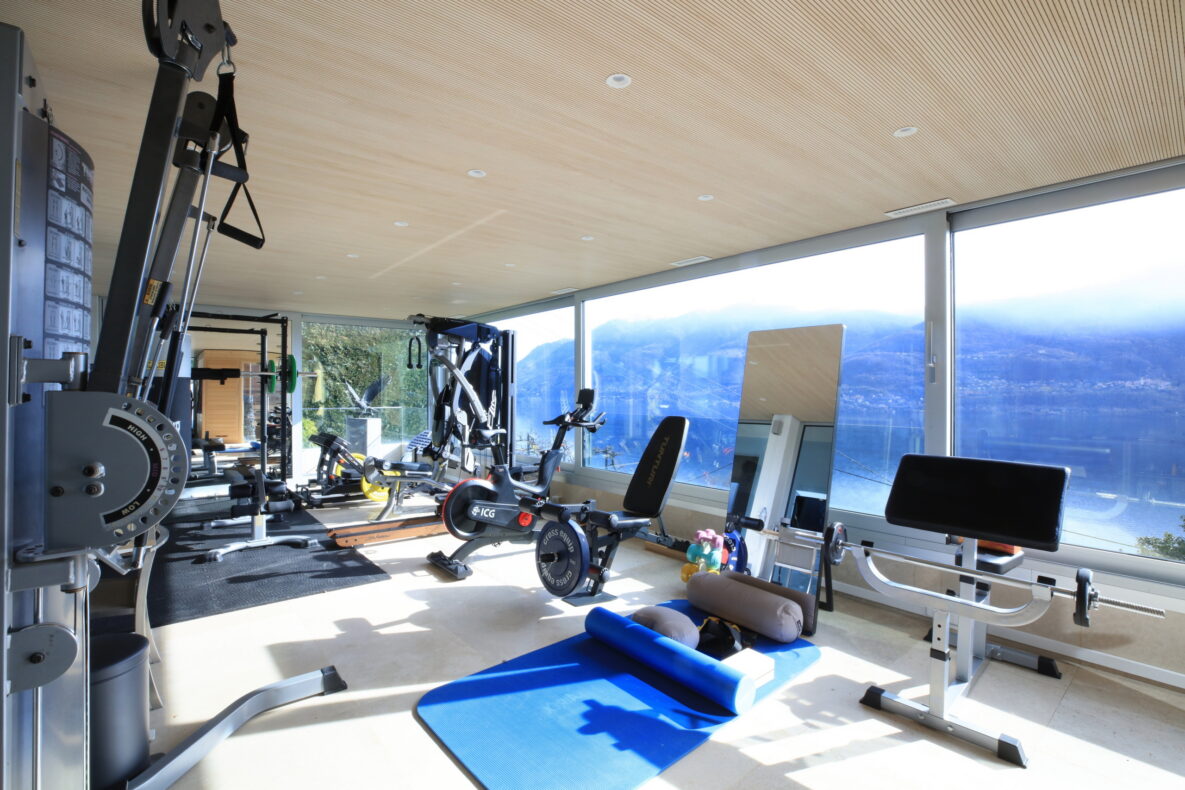 Heller Fitnessraum mit Panoramafenstern